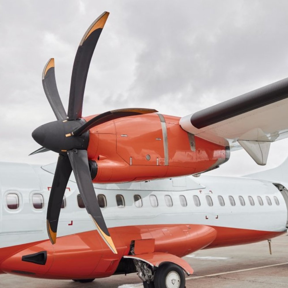 Repairing airplane motor